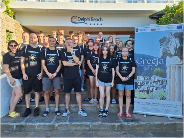 Wspólne zdjęcie przed hotelem